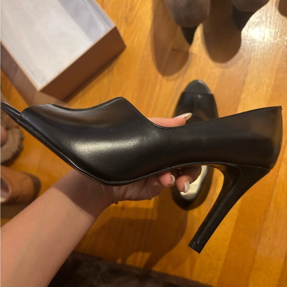 Tahari Black Heels Classic Elegance - Picture 4 of 5